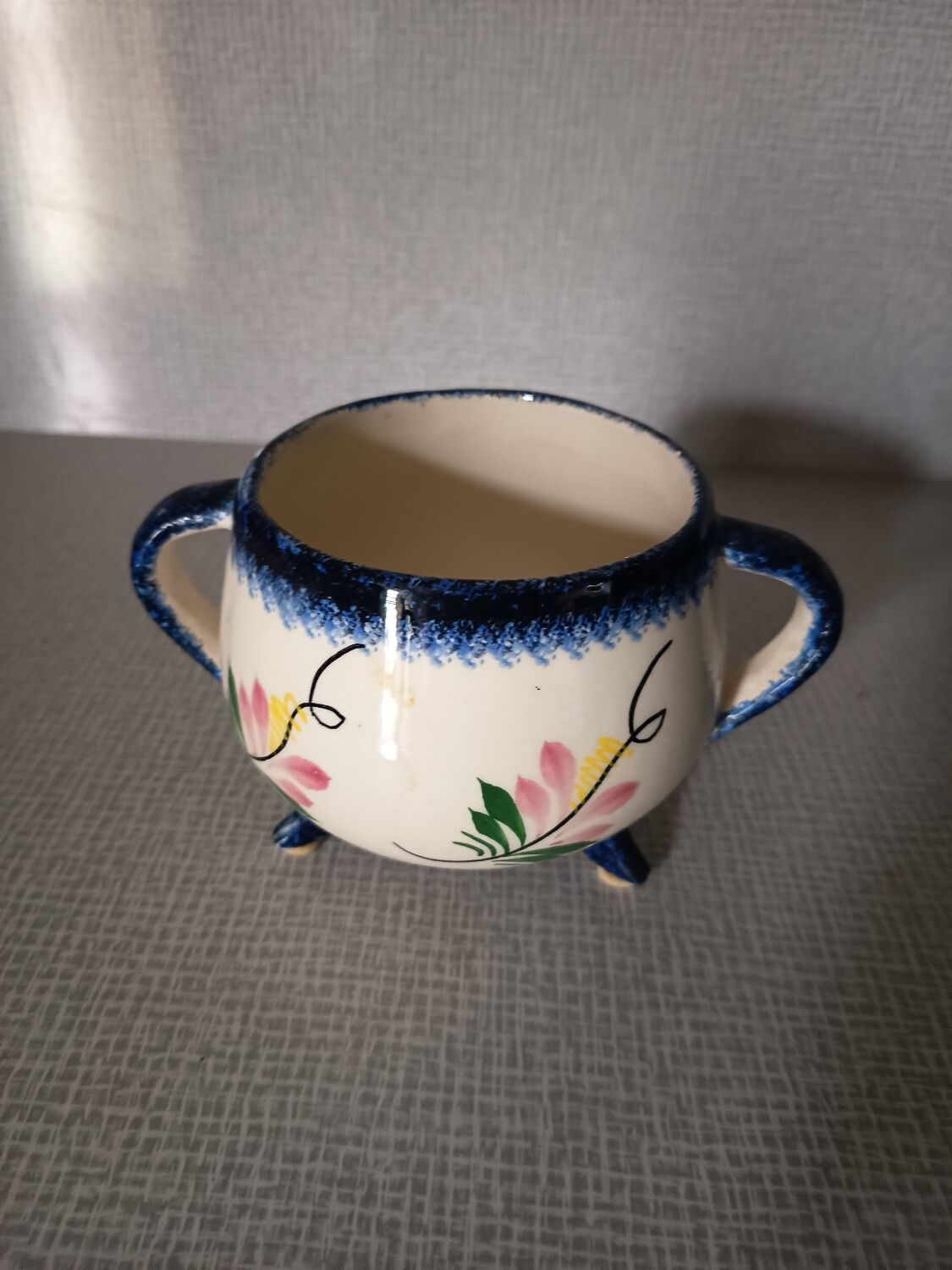 Henriot Quimper tripod bowl