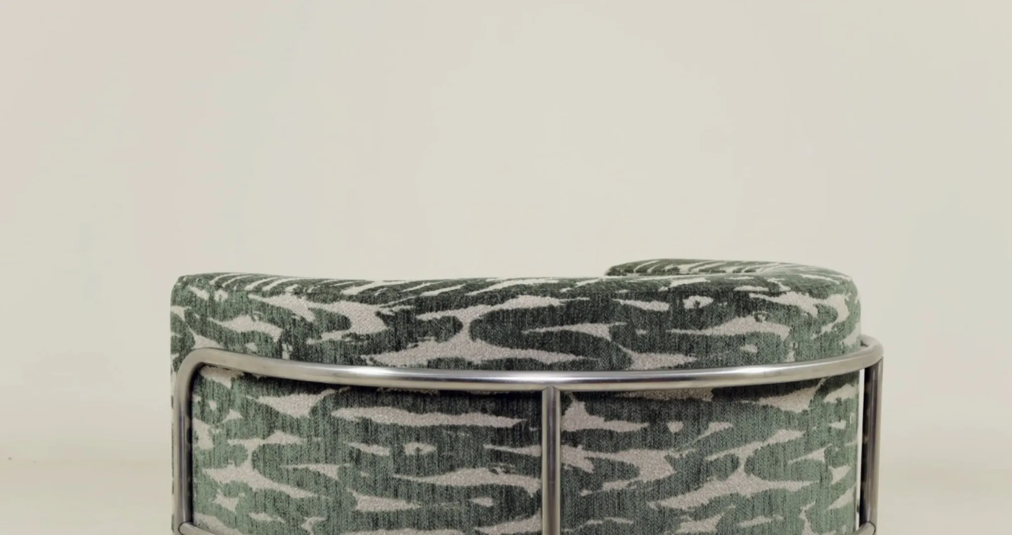 Brutalise lobby longue chair verdigris green 