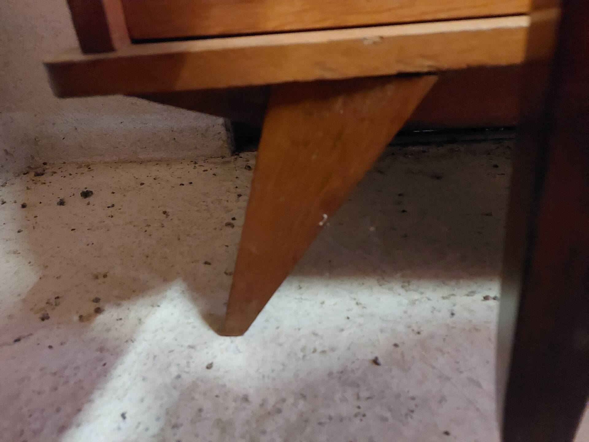 commode vintage aux pieds compas