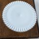 Ancien présentoir en verre opale blanc dentelé