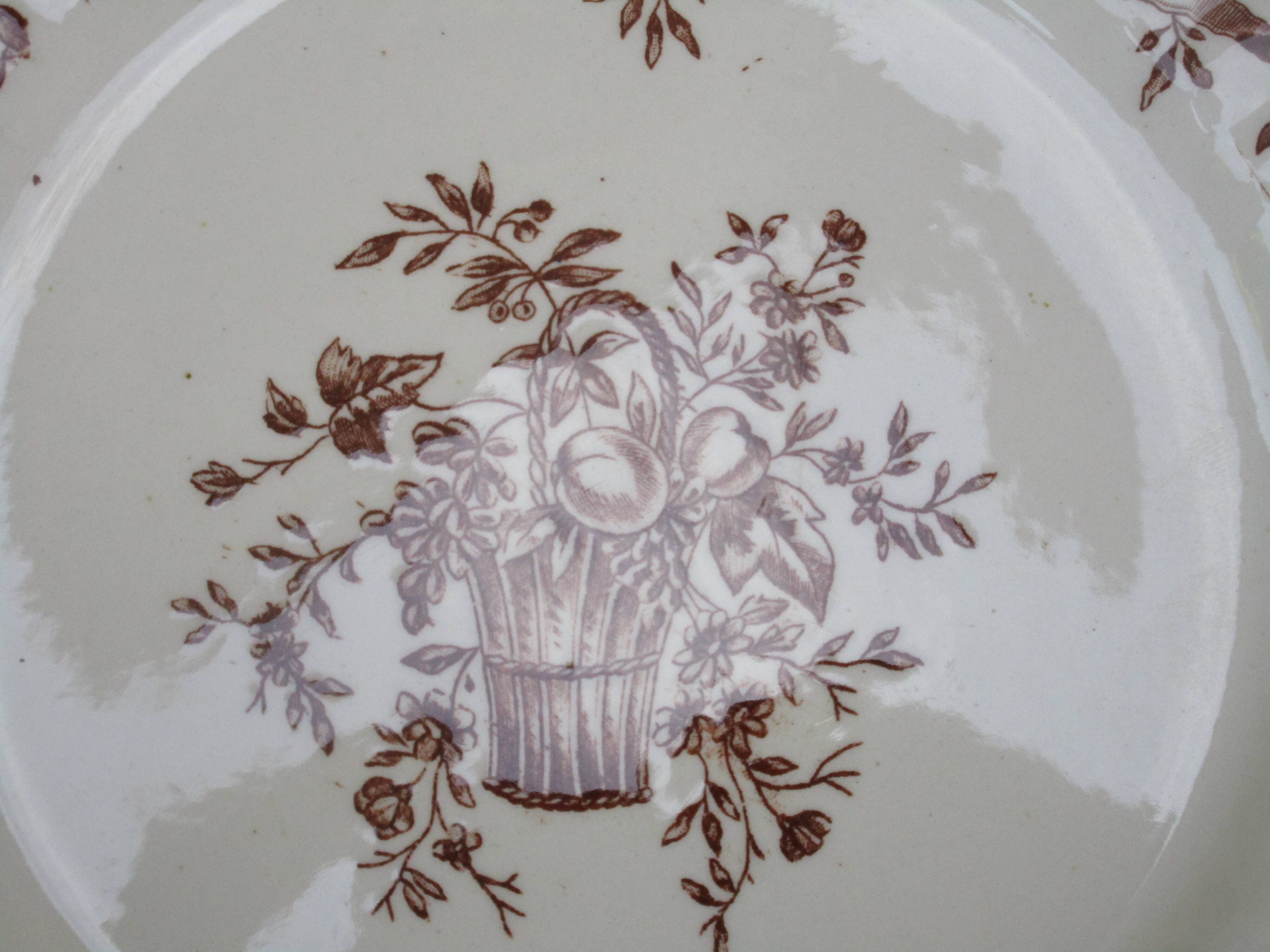 Long-field standing plate with floral ribbon decor