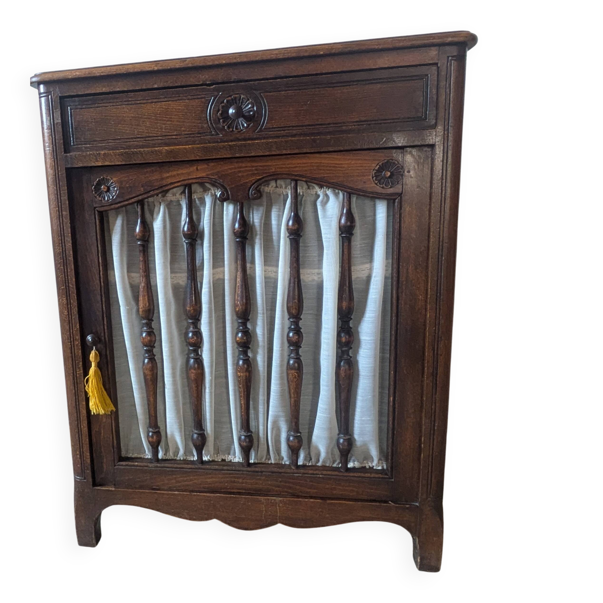 Buffet bas ancien en bois massif