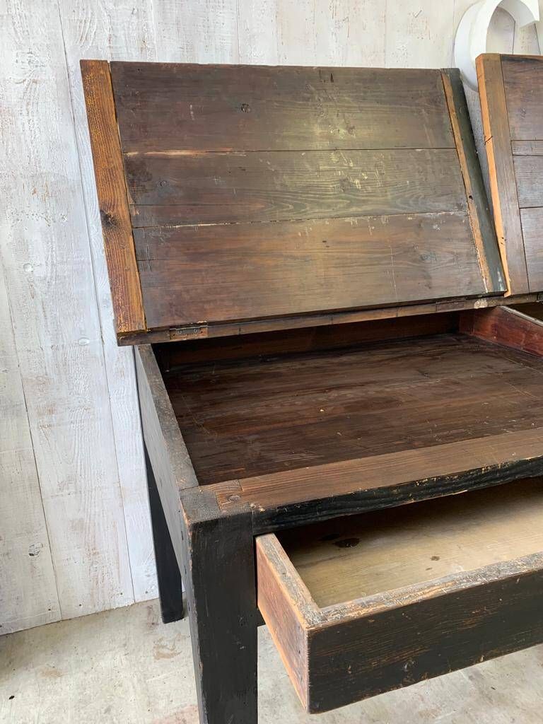 Writing desk/office desk of a notary