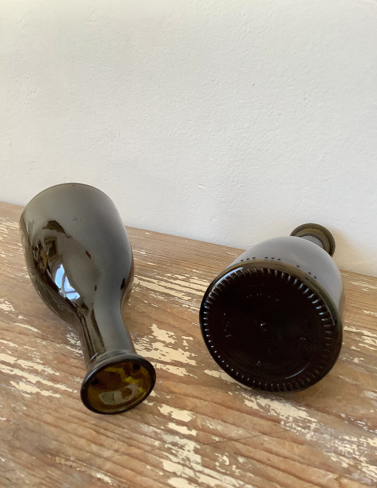 Lot de 2 jolis flacons identiques en verre ambré