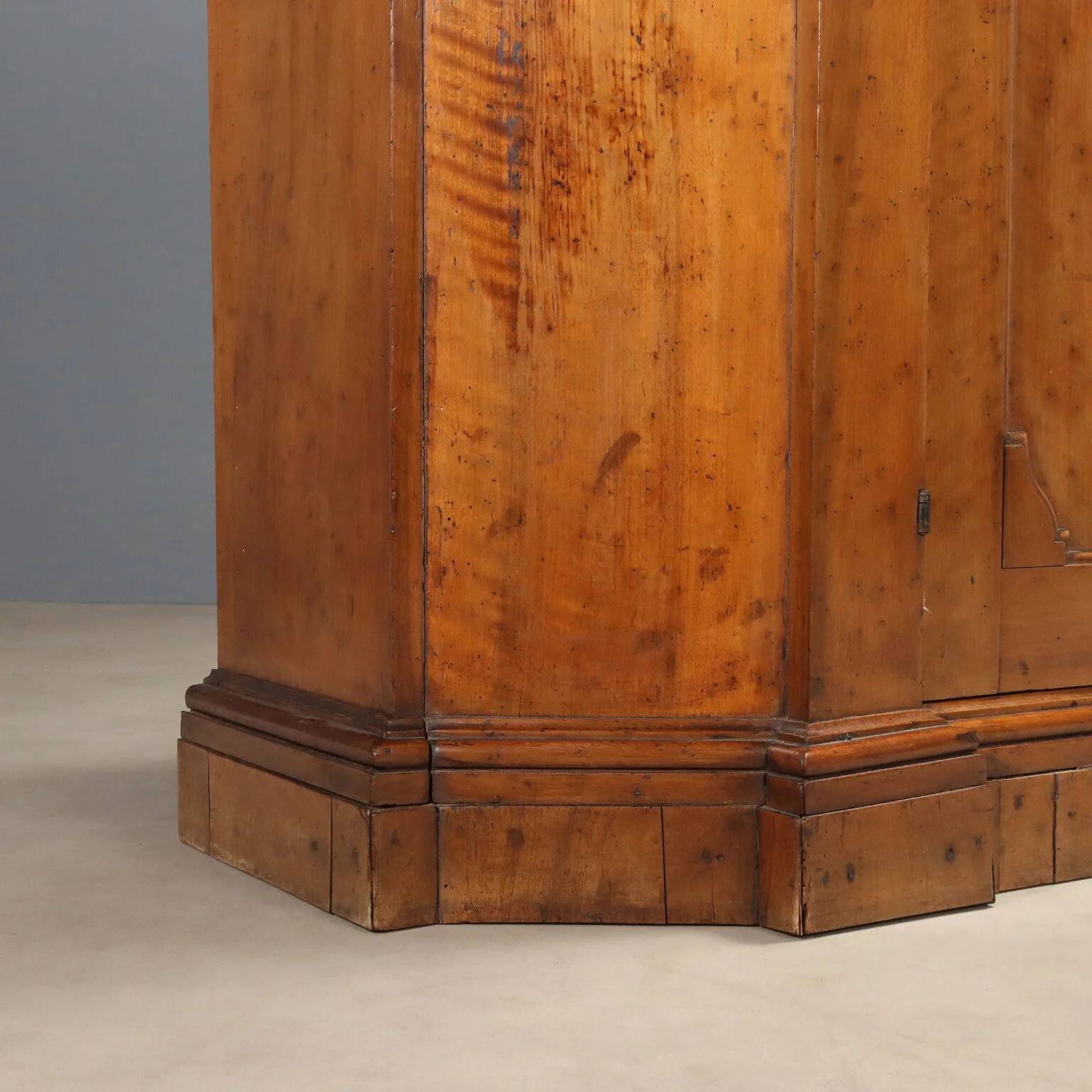Ancient baroque buffet in walnut, Italy, 18th century