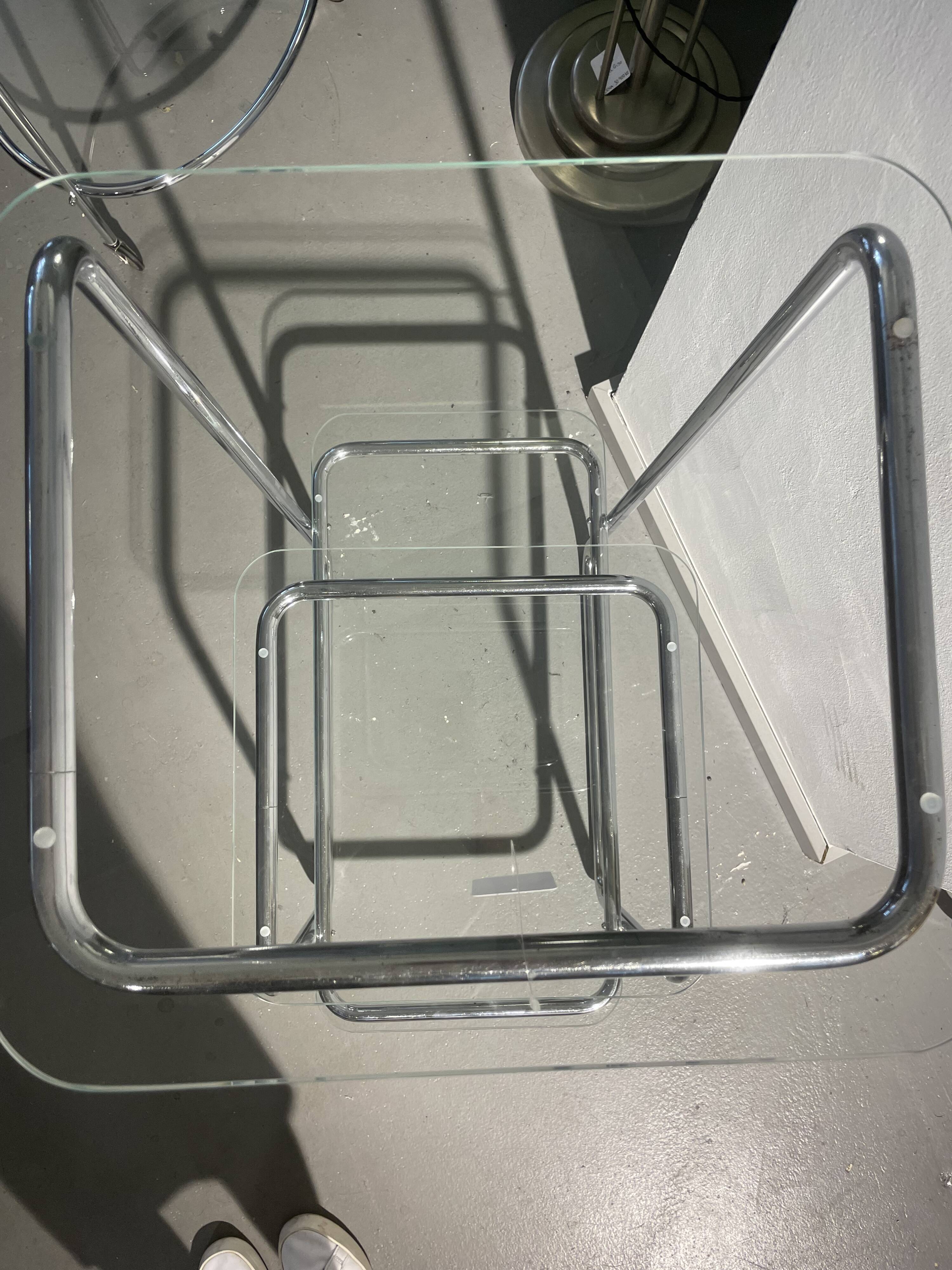 Table fleurie avec étagères en verre transparent