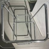 Table fleurie avec étagères en verre transparent