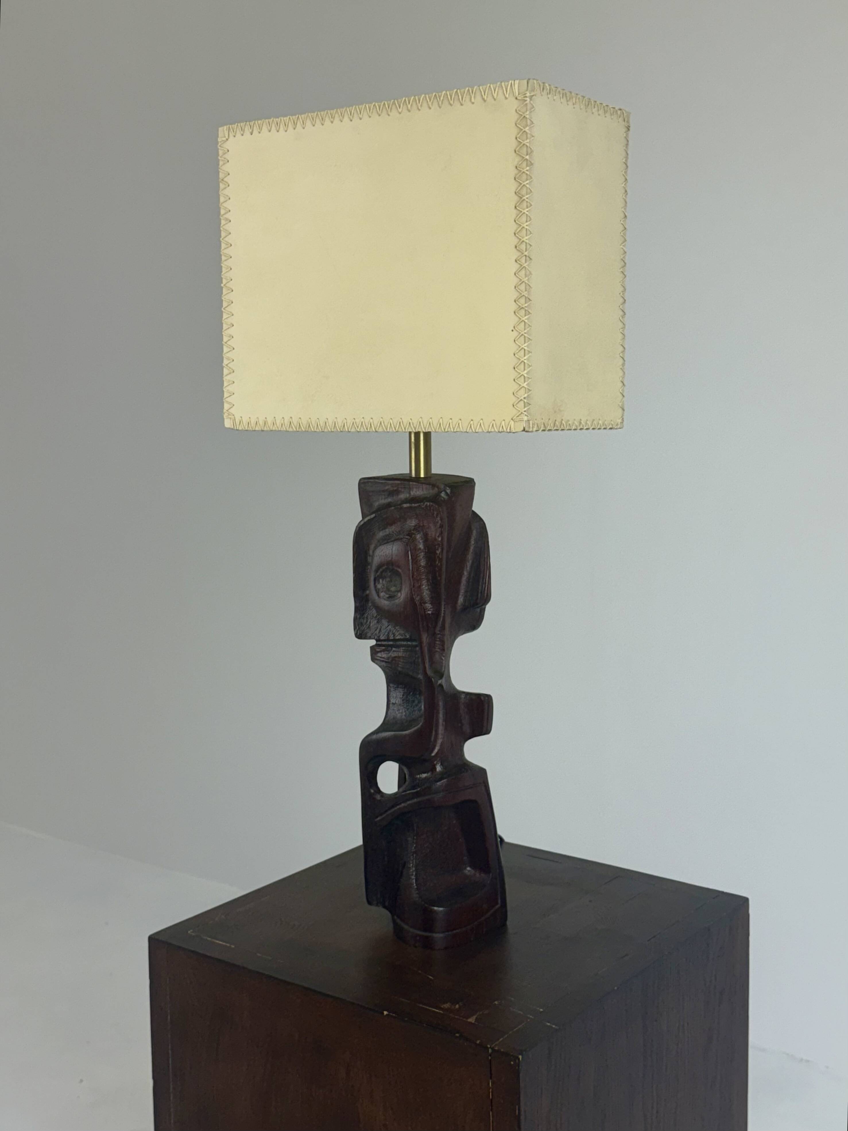 Lampe de table sculpturale en bois sculpté à la main par Gianni Pinna