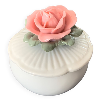 Boîte à bijoux avec une rose