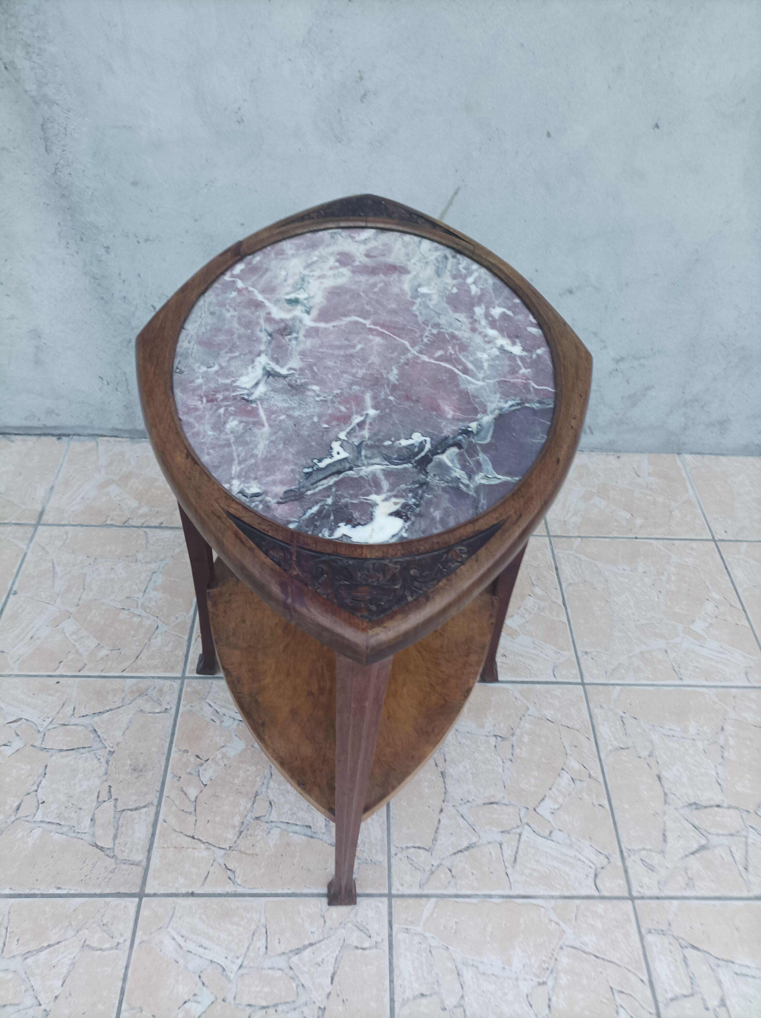 Table guéridon Art Nouveau en acajou et dessus en marbre