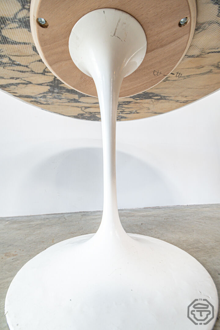Eero Saarinen's Knoll tulip table