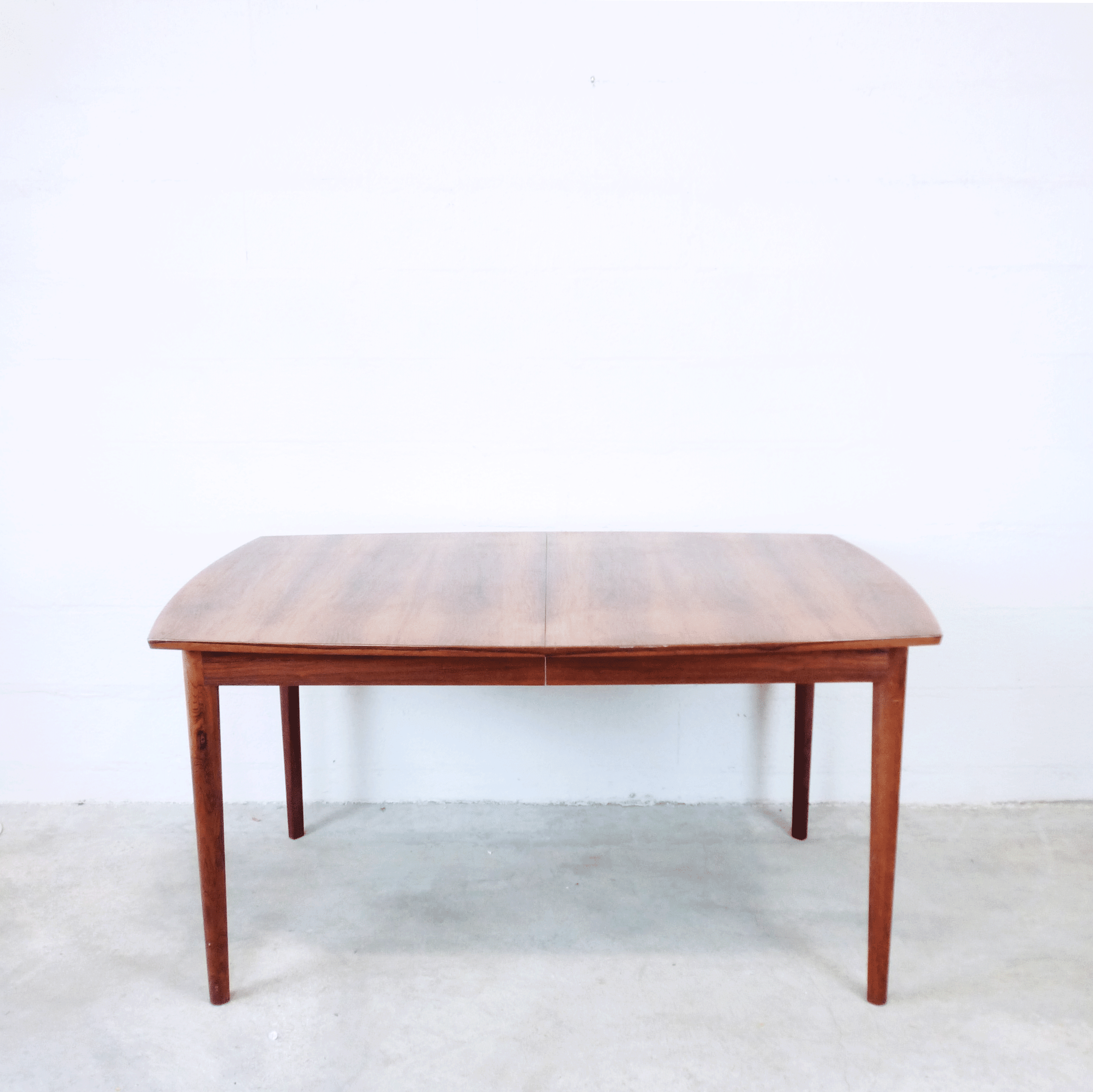Extendable dining table in rosewood