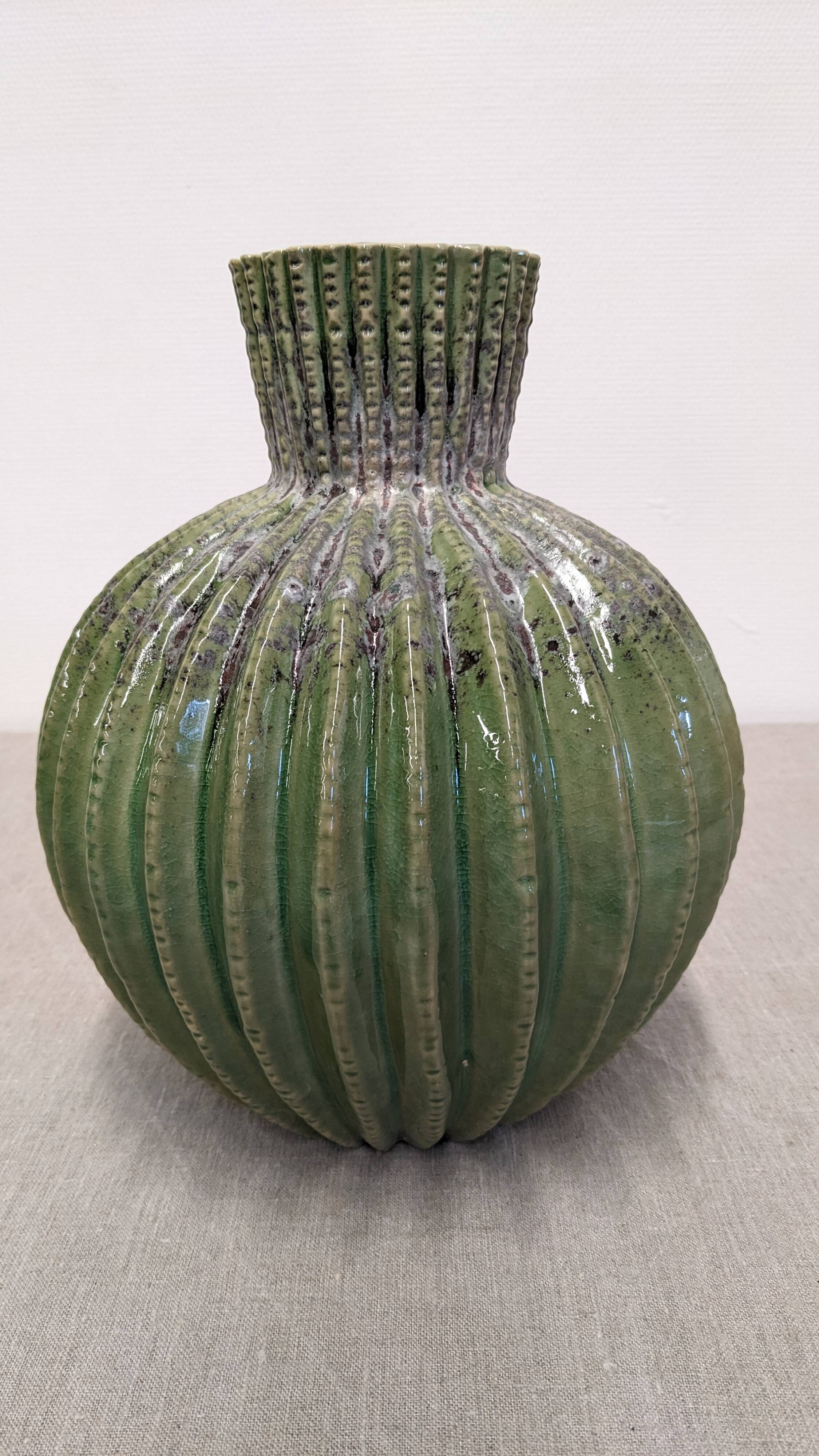 Contemporary cactus round vase in glazed dolomite ceramic.
