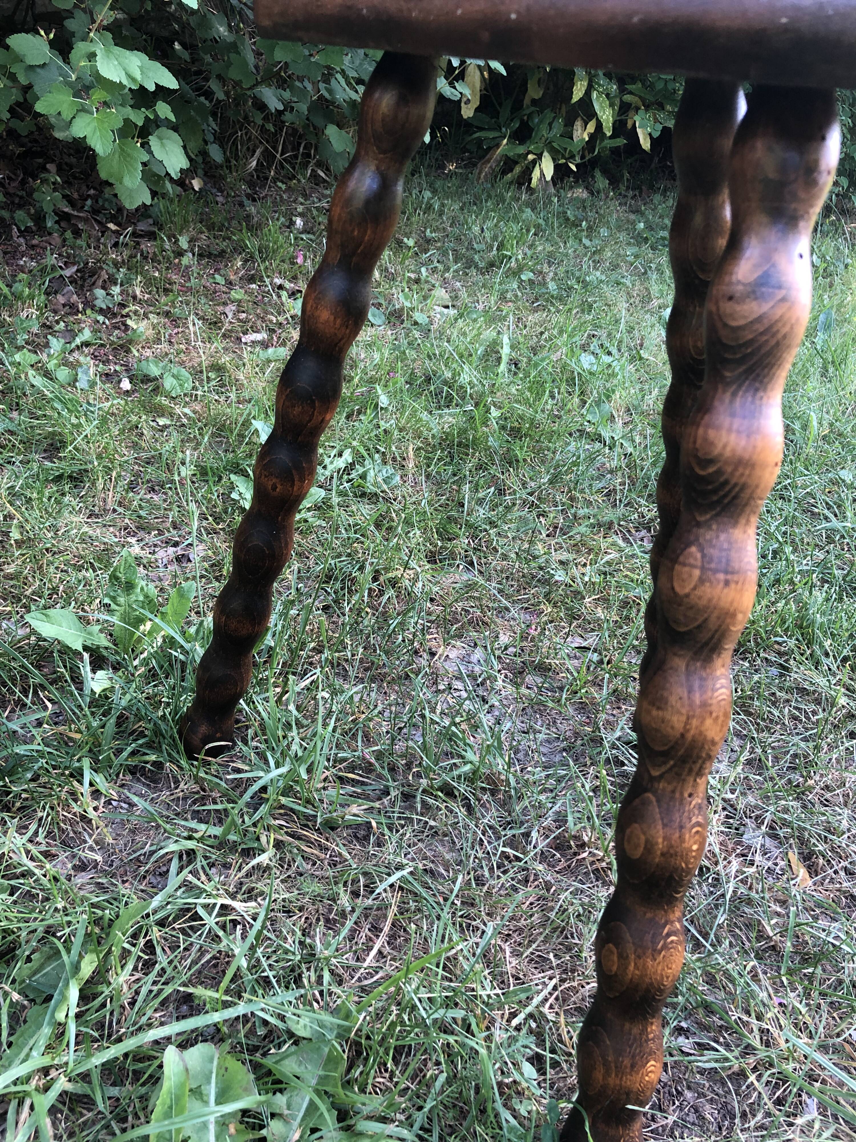 Duo half-moon tripod stools