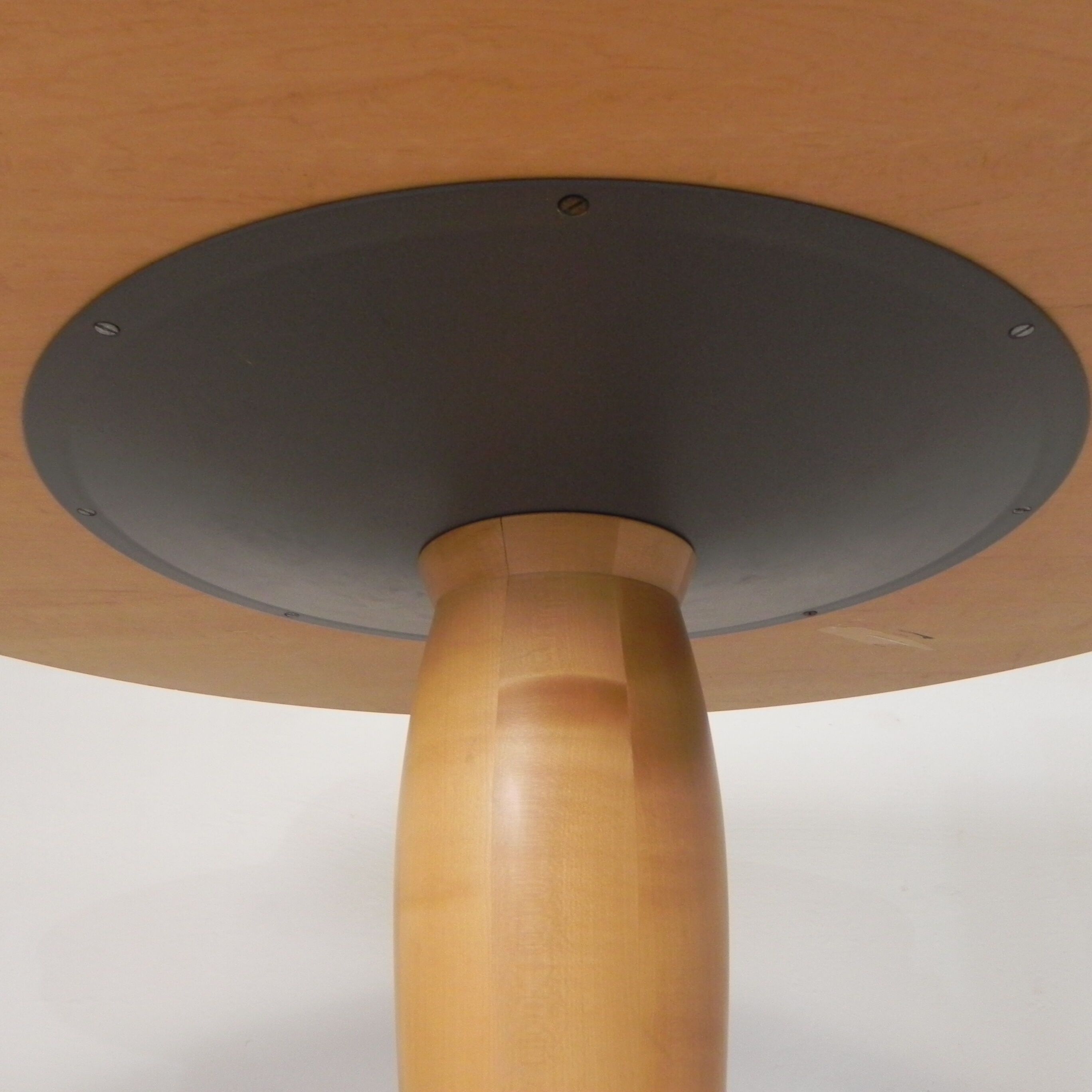 Dining table Isa by Chi Wing Lo for Giorgetti, 130 cm, 1990s