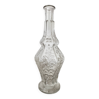 Carafe ancienne en verre moulé