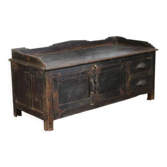 Low storage cabinet