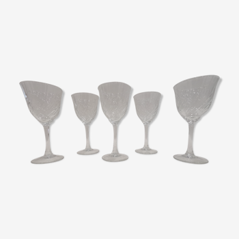 Set de 5 verres à pieds en cristal gravé anciens