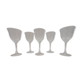 Set de 5 verres à pieds en cristal gravé anciens