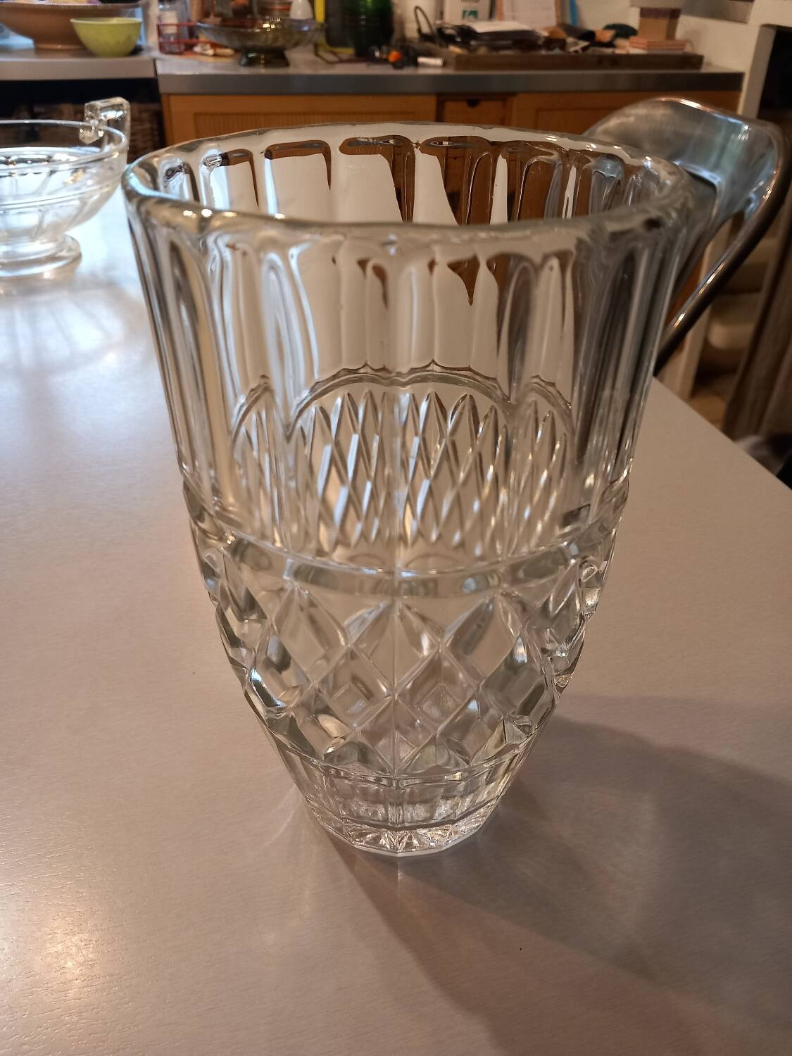 Vase en verre ciselé transparent