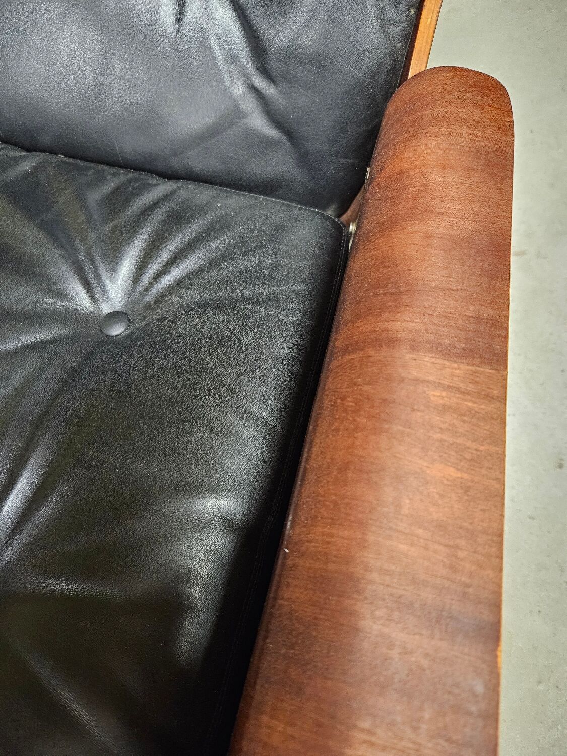Fauteuil lounge cuir noir 1970 vintage