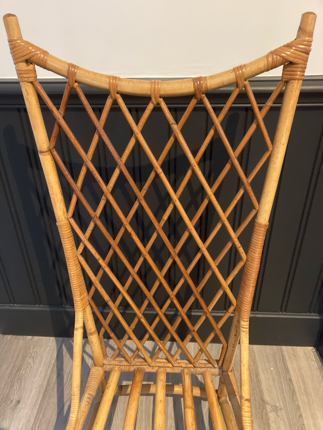 Chaise basse en rotin dans le goût d'Audoux-Minet