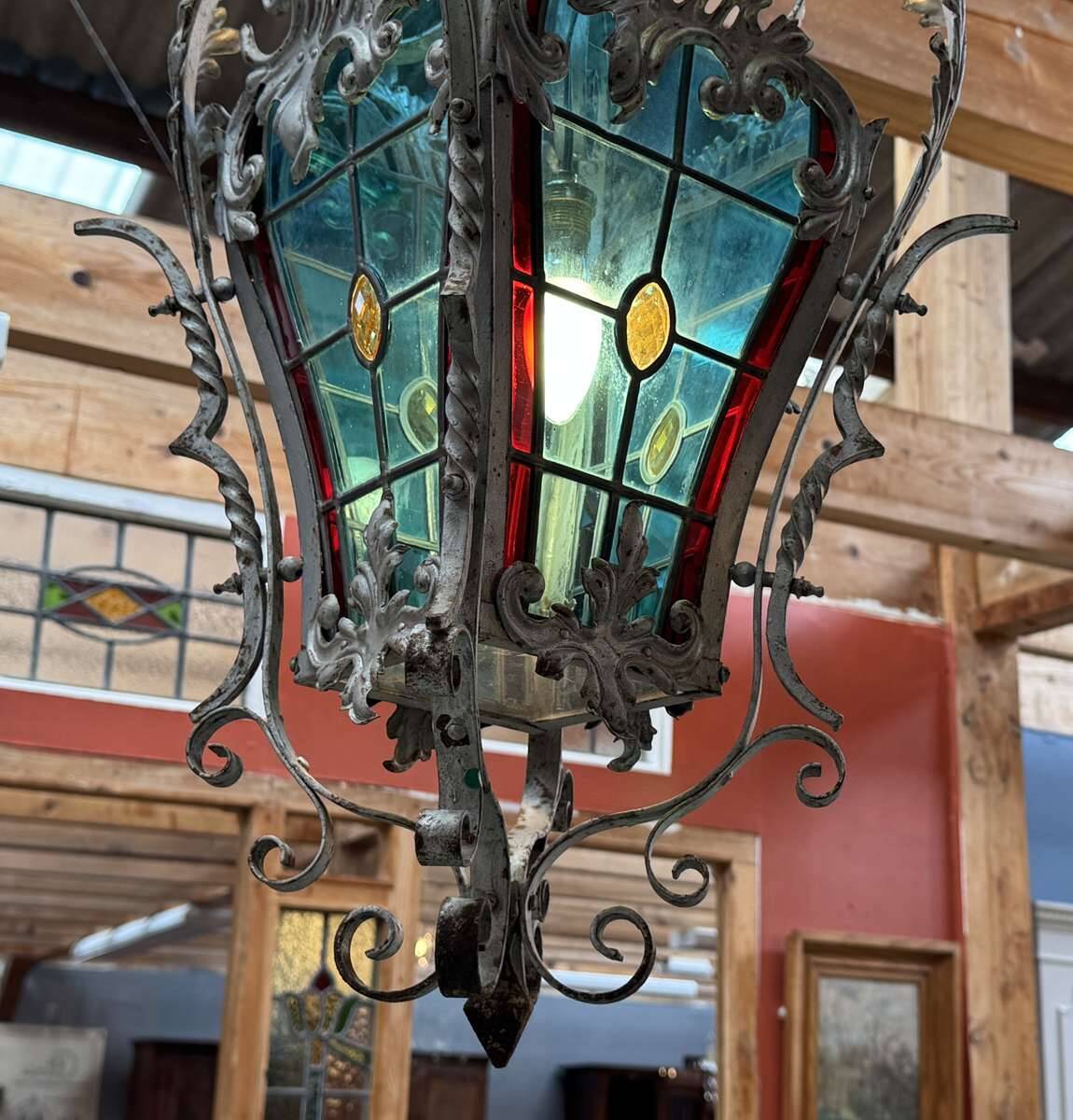 Lanterne en fer forgé et vitraux début XXème