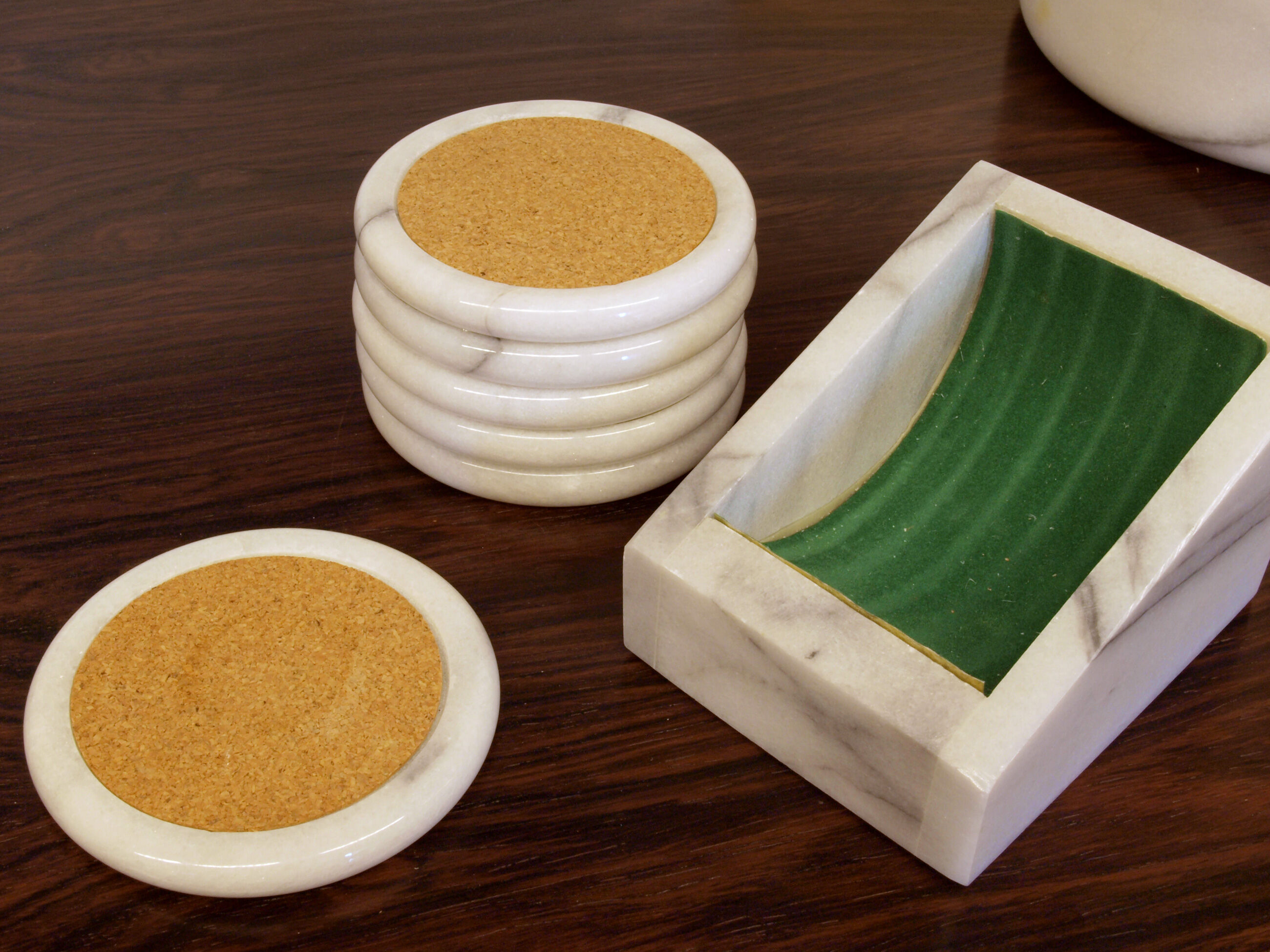 Set of table accessories in Carrara marble