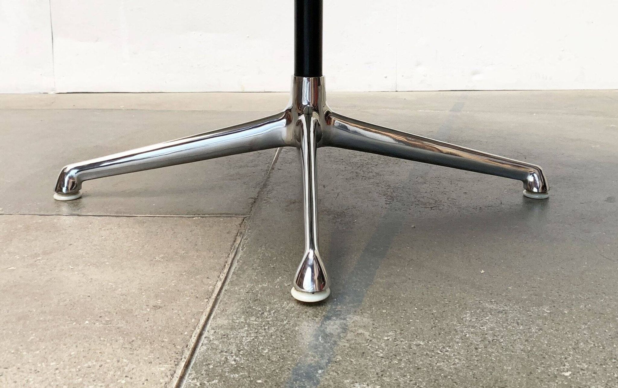 Table d'appoint du milieu du siècle par Charles & Ray Eames pour Herman Miller, années 1960