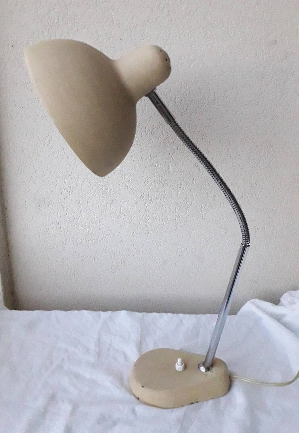 Articulated desk lamp