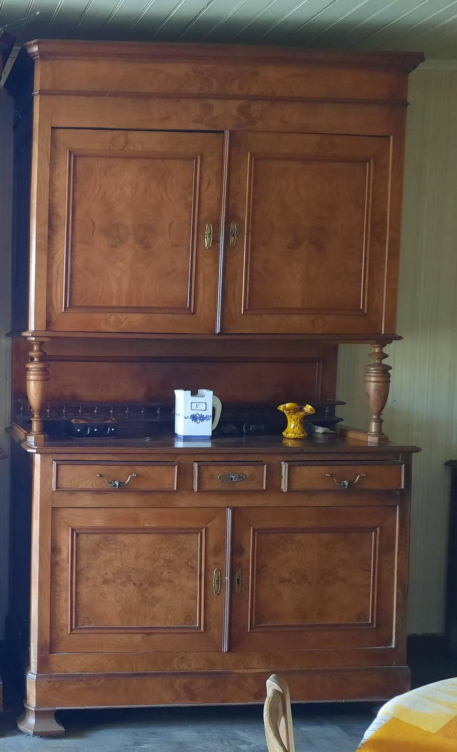 Buffet with an elm veneer