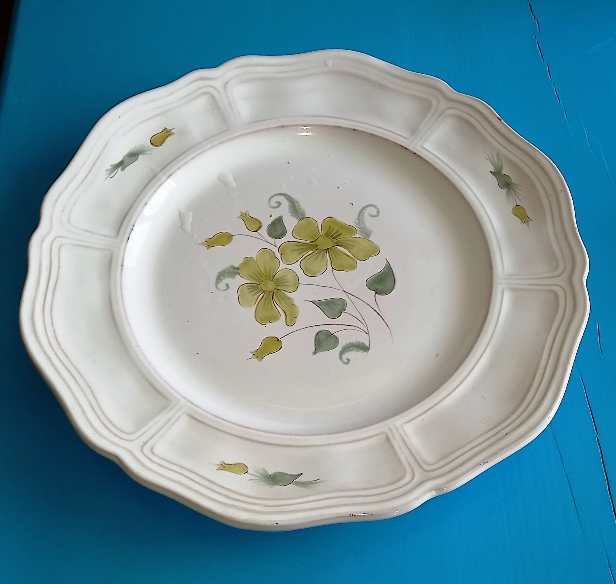 Henriot Quimper France – Grand plat  de  35 cm de diamètre - Rare motif  pastel de fleurs vertes