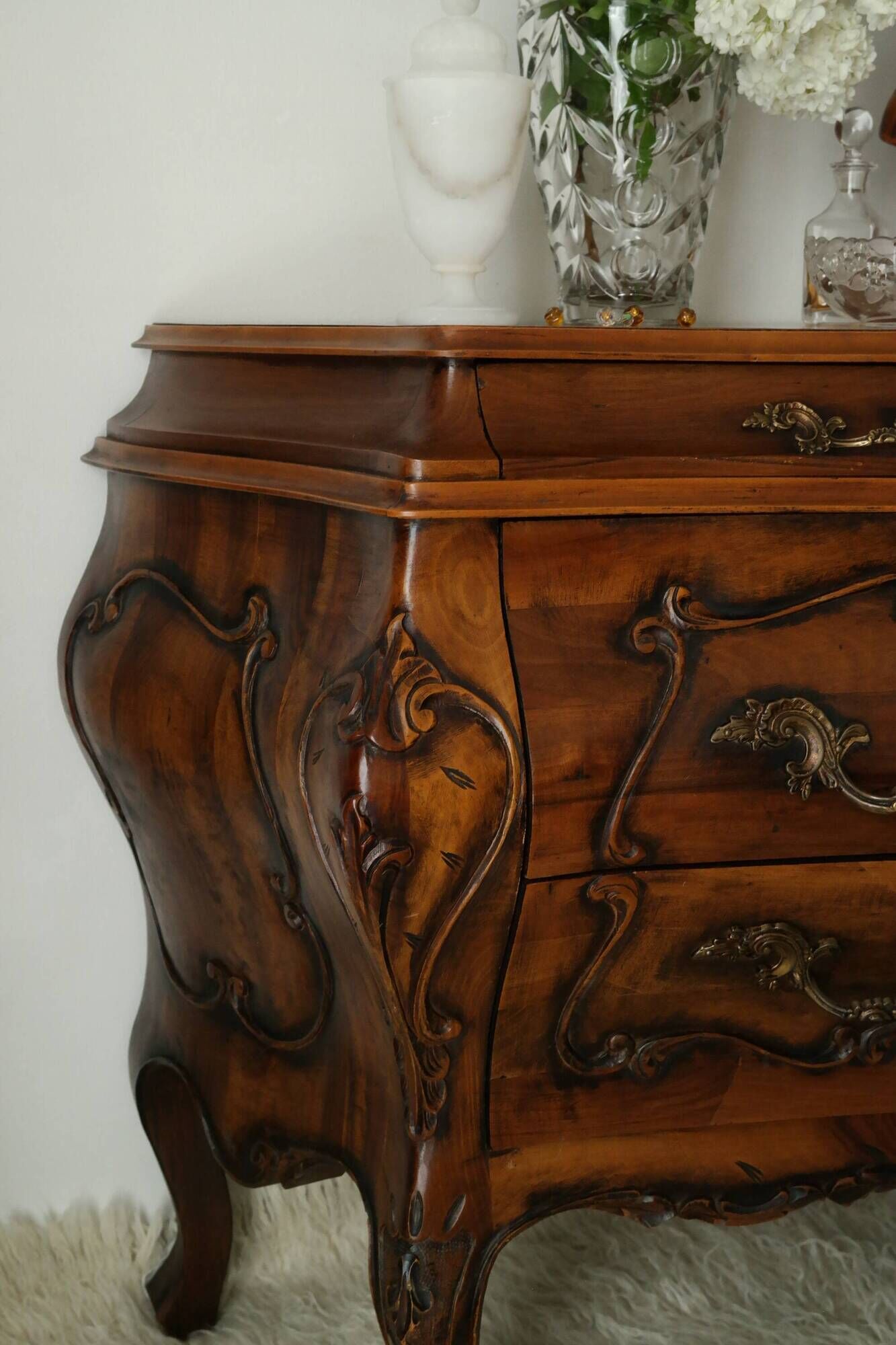 Louis XV style walnut tomb chest of drawers, 20th century