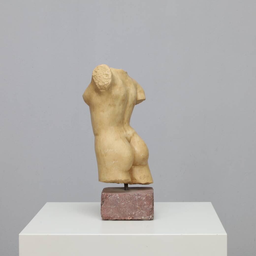 Torse féminin sculptural signé AC