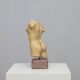 Torse féminin sculptural signé AC