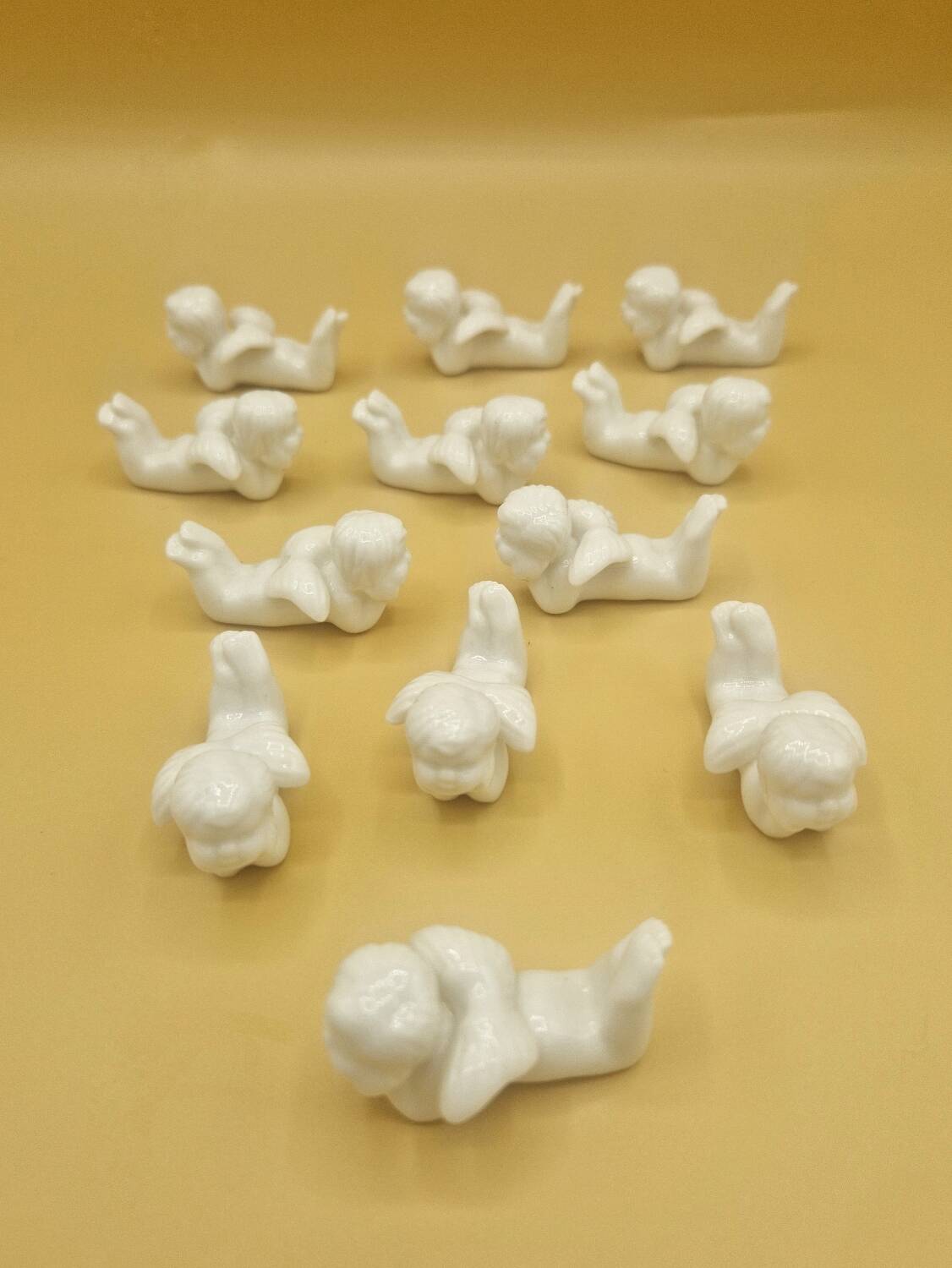 12 porte-couteaux vintage en porcelaine figurant des chérubins