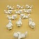 12 porte-couteaux vintage en porcelaine figurant des chérubins