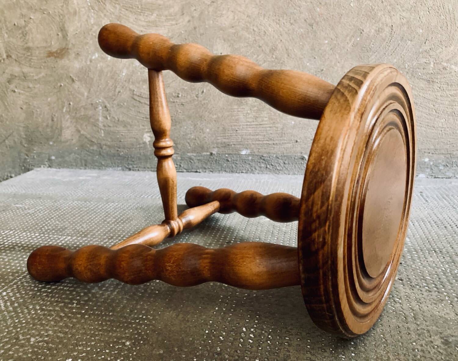 Tabouret tripode bois à entretoise vintage