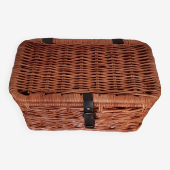 Wicker trunk