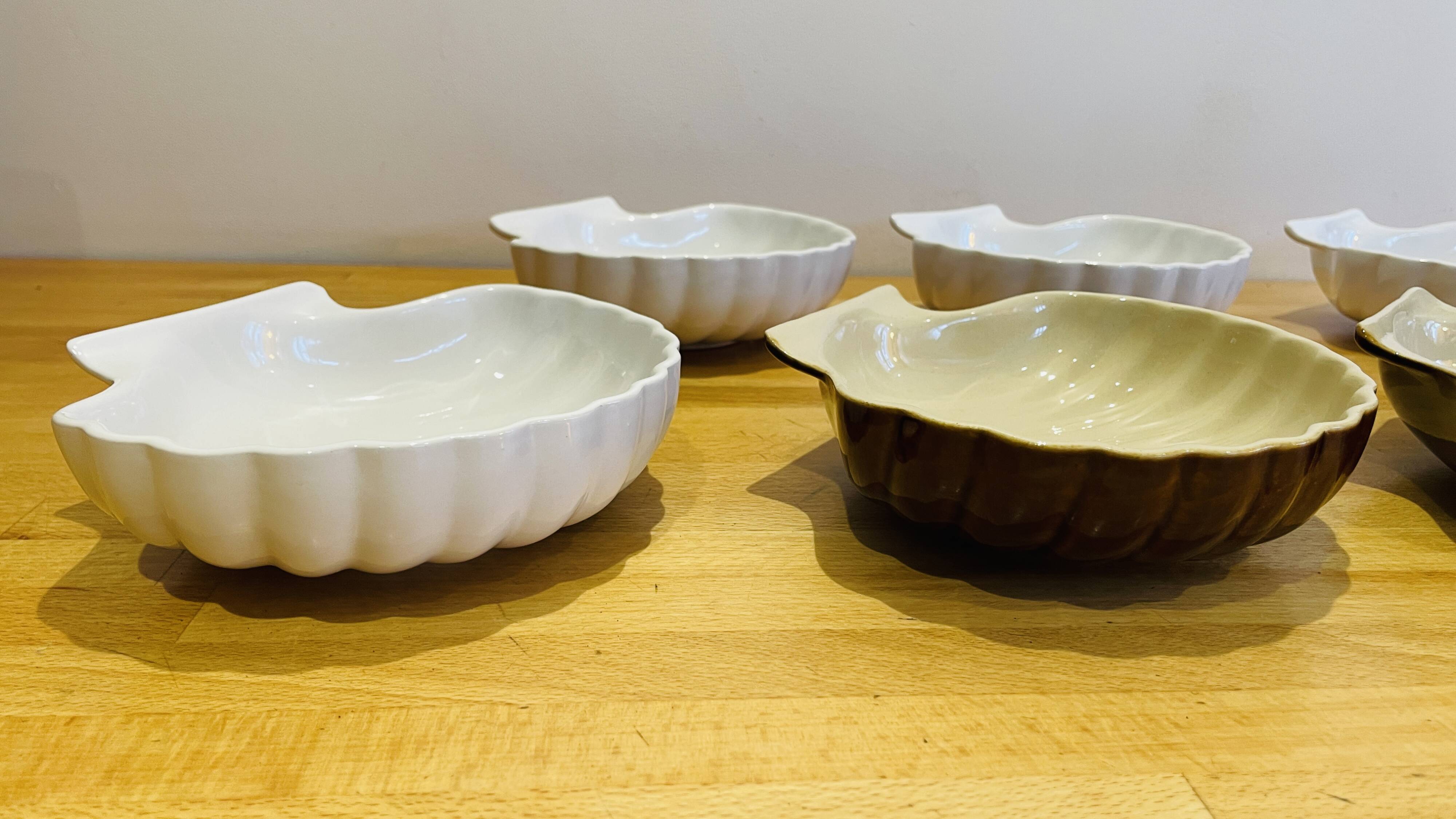 Shell-shaped plates. Scallop shell. Ceramic.
