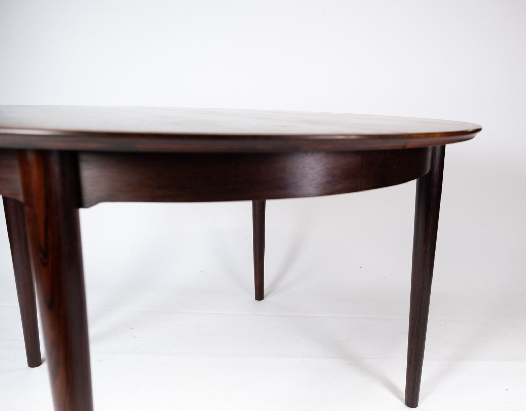 Table à manger en palissandre conçue par Arne Vodder datant des années 1960.