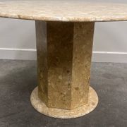 Table ronde sur pied en marbre brèche | Table de salle à manger vintage en pierre des années 1980 | Postmoderne