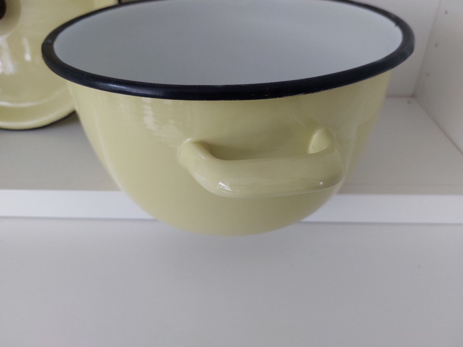 Cocotte en tôle émaillée jaune vintage