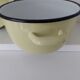 Cocotte en tôle émaillée jaune vintage