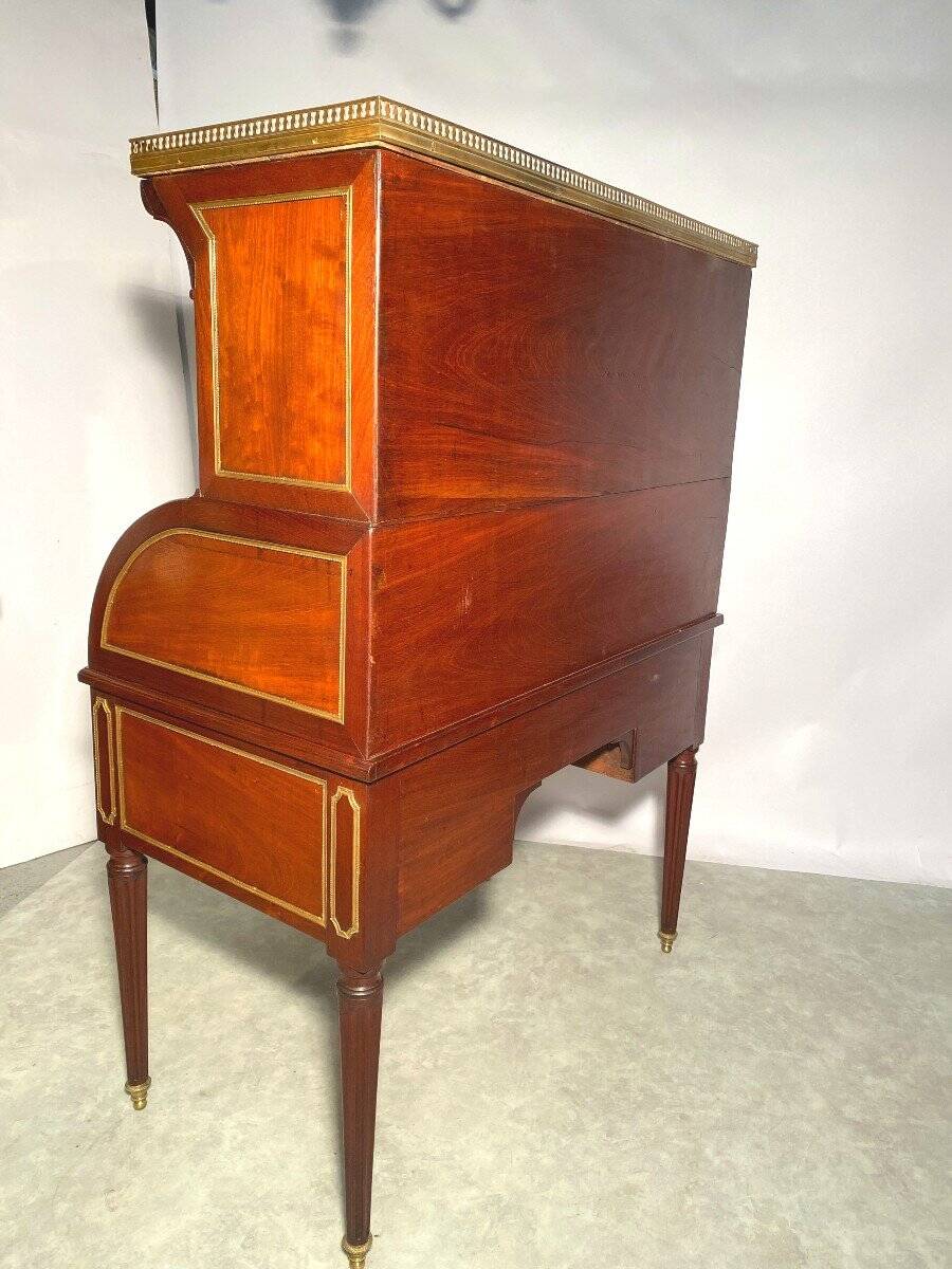 Exquisite Louis XVI period mahogany cylinder desk