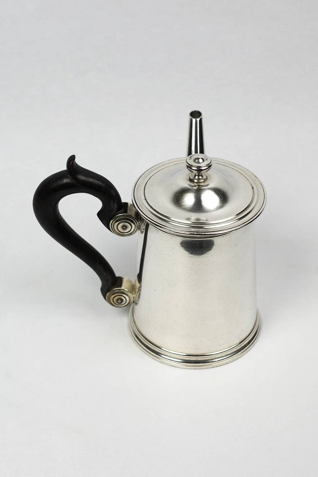 Christofle teapot in silver-plated metal, with a blackened wood handle — late 19th century, early 20th century.