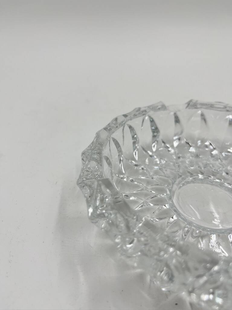 Cendrier rond en verre moulé en relief