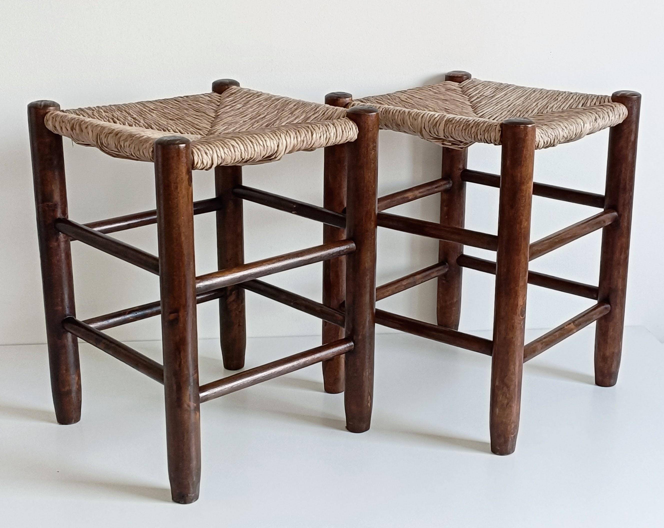 Style Charlotte Perriand, paire de tabourets en bois rustique et paille, France, vers 1950.