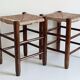 Style Charlotte Perriand, paire de tabourets en bois rustique et paille, France, vers 1950.