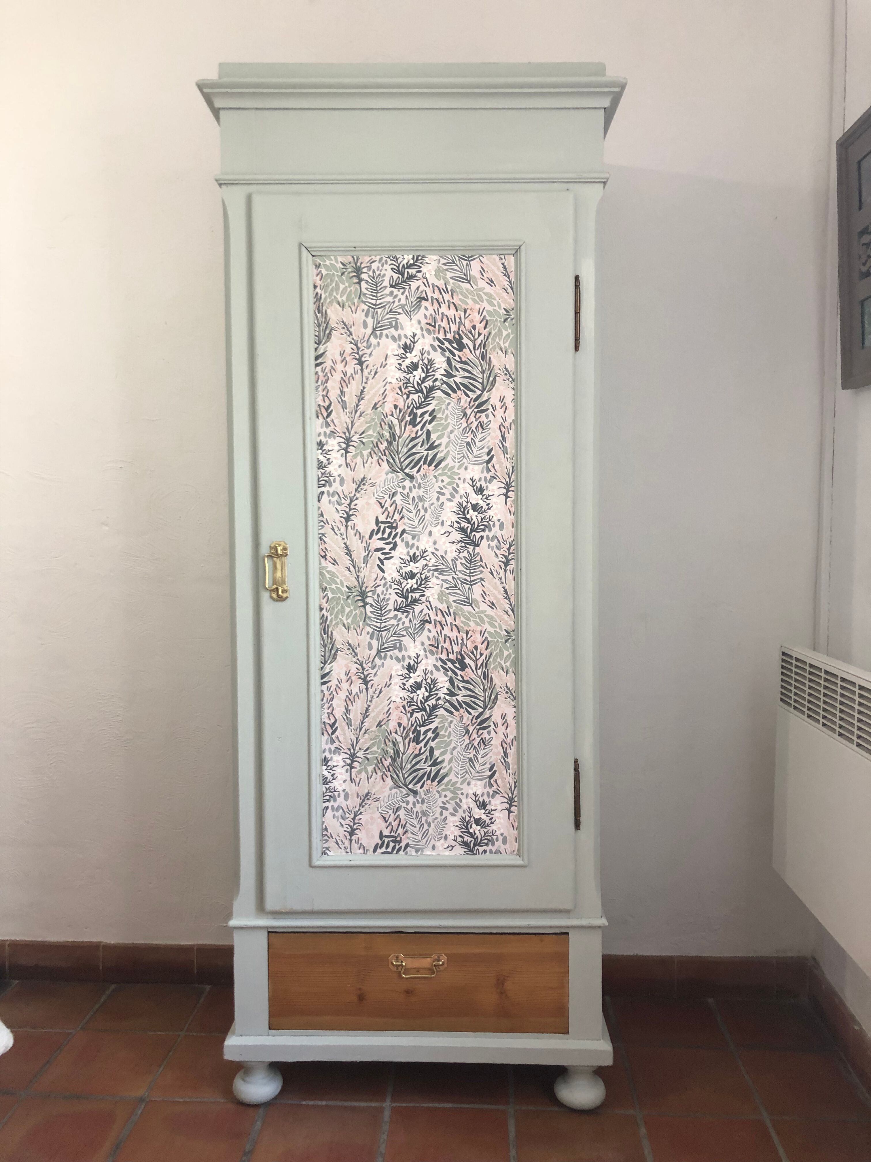Bonnetiere en pin, armoire
